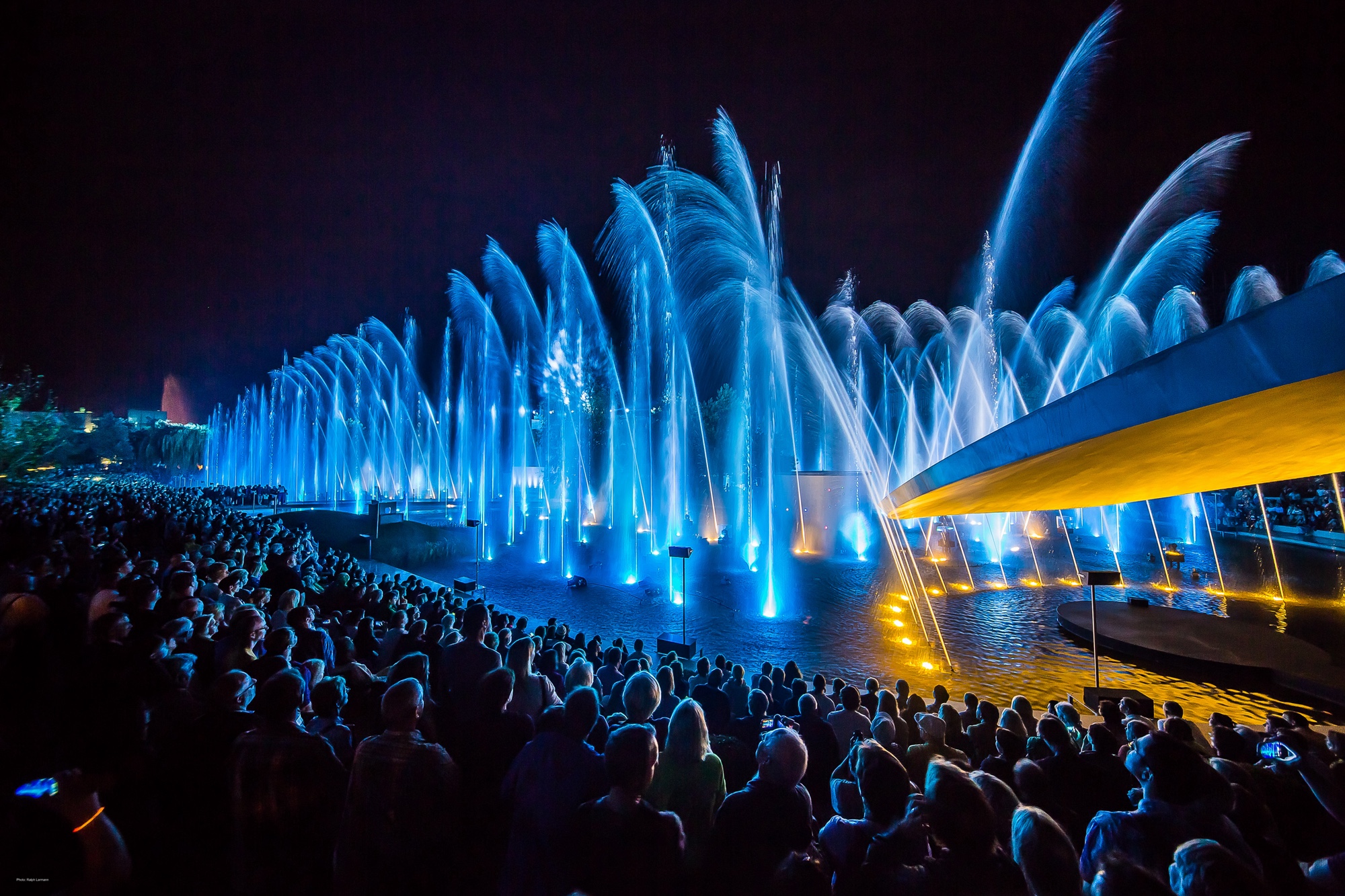 giant-water-show_volkswagen-headquarter_1